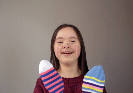 Téléchargez les photos : Belle fille s'amuser avec des chaussettes - en image libre de droit