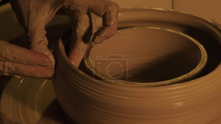 Foto de Las manos moldean un jarrón de arcilla - Imagen libre de derechos