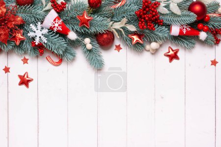 Téléchargez les photos : Composition de Noël en pin, étoiles et décorations festives vue de dessus. Appartement de Noël laïc. - en image libre de droit
