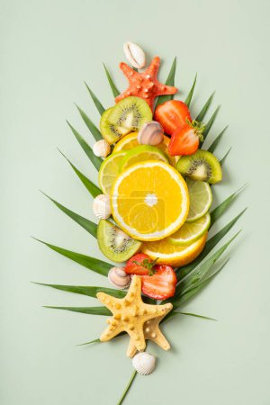 Téléchargez les photos : Agrumes et fraises, coquillages et étoiles de mer avec feuille de palmier. Composition d'été vue du dessus. - en image libre de droit