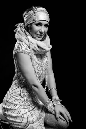 Téléchargez les photos : Elegant fashion woman dressed in retro art deco 20s style. Black and white photo. - en image libre de droit