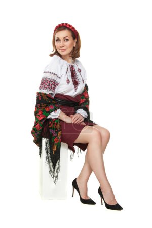 Téléchargez les photos : Belle femme ukrainienne en costume national. Jolie femme ukrainienne portant dans la broderie ukrainienne traditionnelle, isolé à fond blanc. - en image libre de droit