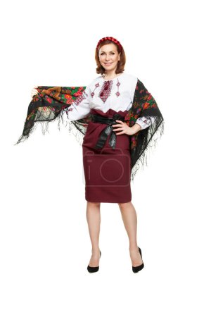 Foto de Hermosa mujer ucraniana en traje nacional. Atractiva mujer ucraniana vestida con bordados tradicionales ucranianos, aislada en un fondo blanco. - Imagen libre de derechos