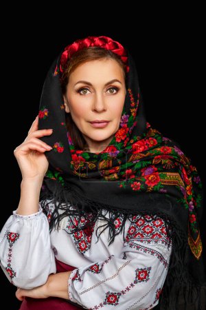Téléchargez les photos : Belle femme ukrainienne en costume national. Jolie femme ukrainienne portant dans la broderie ukrainienne traditionnelle, isolé à fond noir. - en image libre de droit