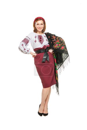 Foto de Hermosa mujer ucraniana en traje nacional. Atractiva mujer ucraniana vestida con bordados tradicionales ucranianos, aislada en un fondo blanco. - Imagen libre de derechos