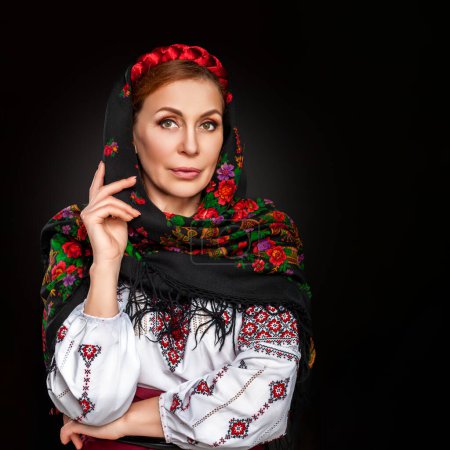 Foto de Hermosa mujer ucraniana en traje nacional. Atractiva mujer ucraniana con bordado tradicional ucraniano, fondo negro. - Imagen libre de derechos