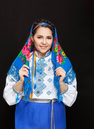 Téléchargez les photos : Belle femme ukrainienne en costume national. Jolie femme ukrainienne portant dans la broderie ukrainienne traditionnelle vyshyvanka, à fond noir. - en image libre de droit