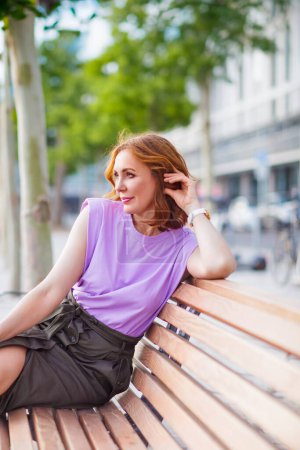 Téléchargez les photos : Belle femme d'âge moyen posant sur la séance photo de rue - en image libre de droit