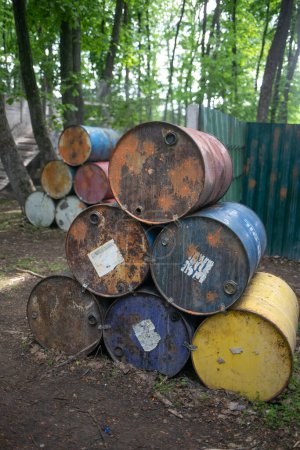 Foto de Polígono para jugar paintball con barriles en la zona forestal - Imagen libre de derechos