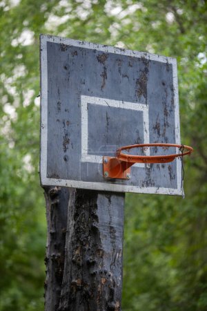 Téléchargez les photos : Cercle de basket-ball sur un poteau - en image libre de droit