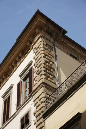 Foto de Rough-hewn quoins on the upper story of a building in Florence, Italy (en inglés). Las quoins son una característica tradicional de la arquitectura toscana. - Imagen libre de derechos