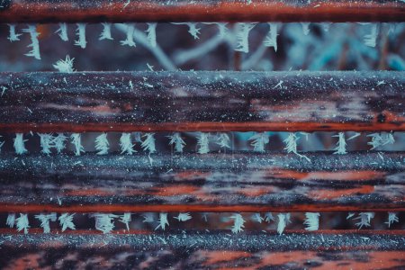 Téléchargez les photos : Old wooden planks covered with frost at winter season - en image libre de droit