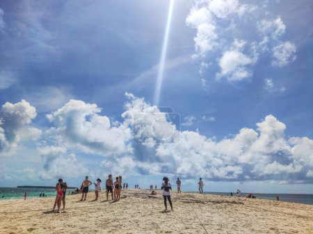 Foto de Turistas locales y extranjeros en la isla desnuda de Siargao. - Imagen libre de derechos