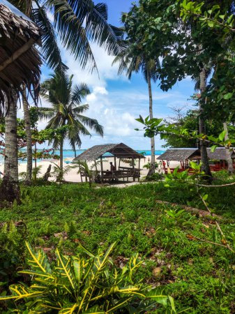 Foto de Una prístina playa de arena blanca se extiende a través del exuberante paisaje tropical de la isla de Siargao en la región de Mindanao, Filipinas. - Imagen libre de derechos