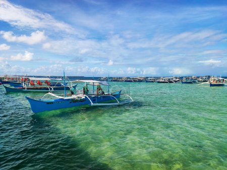 Foto de Barcos turísticos atracados en Siargao Puerto turístico listo para llevar turistas locales y extranjeros en los diferentes destinos hermosos de Siargao. - Imagen libre de derechos