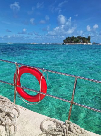 Foto de Hermosa isla tropical en Filipinas vista desde un barco turístico - Imagen libre de derechos