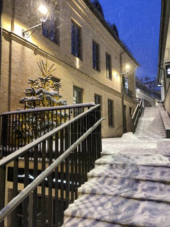 tempête de neige à Vilnius, dans le vieux quartier d'Uzupis