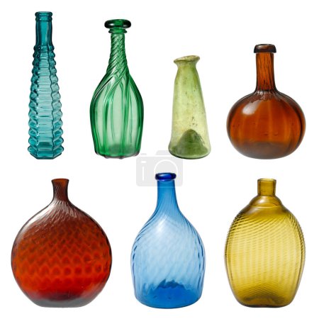 Foto de Colección de botellas de vidrio de colores antiguos aislados en fondo blanco, florero antiguo cortado - Imagen libre de derechos