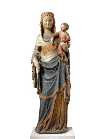 Foto de Virgen María sosteniendo a Jesucristo niño estatua aislada sobre fondo blanco, vista frontal estatua recorte - Imagen libre de derechos