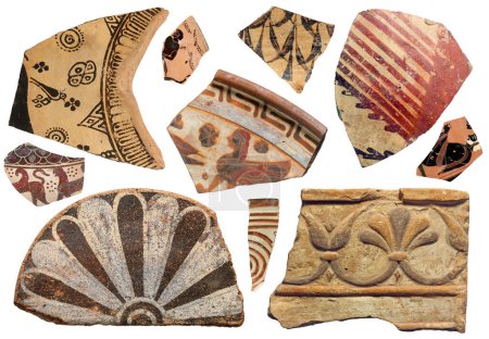 Foto de Colección de fragmentos de terracota antigua, conjunto aislado de piezas de cerámica de culturas griegas y romanas antiguas - Imagen libre de derechos