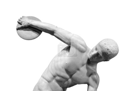 Foto de Primer plano de la antigua estatua Discobolus o Discus Thrower aislada. Escultura griega clásica representa a un atleta masculino joven lanzando un disco - Imagen libre de derechos