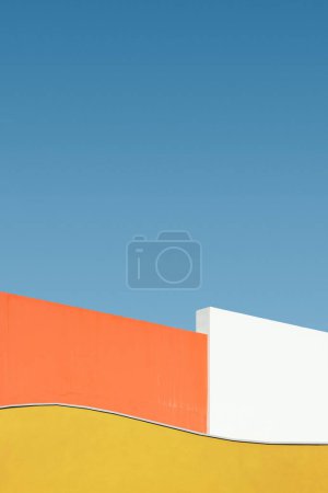 Foto de Forma colorida de la pared de construcción contra el cielo azul, arquitectura minimalista abstracta - Imagen libre de derechos