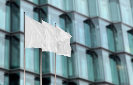 Foto de Grupo de banderas corporativas blancas contra el borroso edificio de oficinas. maqueta de bandera en blanco para agregar cualquier logotipo, símbolo o signo - Imagen libre de derechos