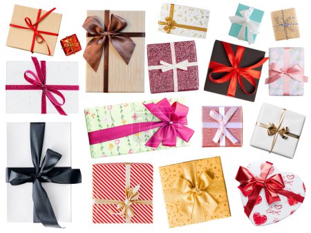 Foto de Caja de regalo con conjunto de cinta, colección de cajas de regalo varias aisladas sobre fondo blanco, embalaje plano - Imagen libre de derechos