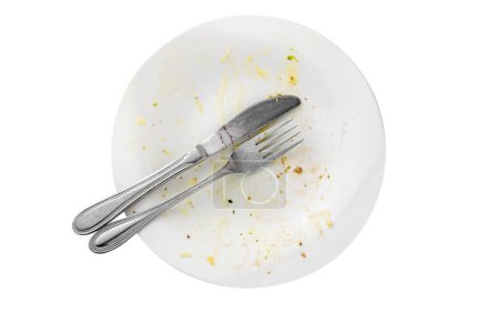Téléchargez les photos : Assiette sale vide avec restes, couteau et fourchette isolés sur fond blanc - en image libre de droit