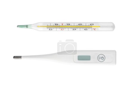 Téléchargez les photos : Thermomètre médical, électronique et vieux mercure pour mesurer la température corporelle isolé sur fond blanc, ensemble de deux, gros plan vue de face - en image libre de droit