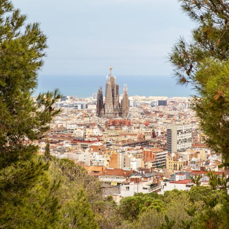 Foto de Barcelona vista de la ciudad en España con las torres de la Sagrada Familia en el centro - Imagen libre de derechos
