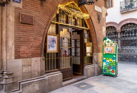 Foto de Barcelona, España - 02 mayo, 2023: Entrada principal del café Quatre Gats o Four Cats en Barcelona, un lugar de encuentro popular para artistas famosos durante todo el período modernista - Imagen libre de derechos