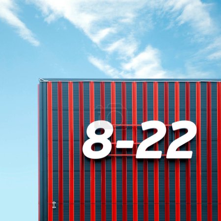Foto de Imagen de arquitectura abstracta con horas de trabajo en la pared del supermercado, exterior rojo moderno del edificio - Imagen libre de derechos