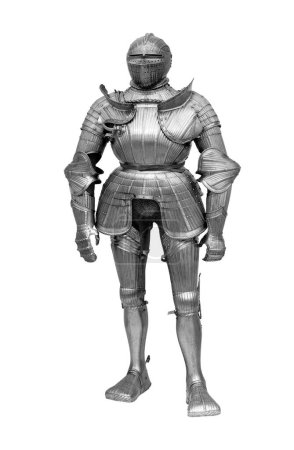 Téléchargez les photos : Chevalier médiéval complet costume d'armure isolé sur fond blanc. Ancienne armure métallique vue de face - en image libre de droit