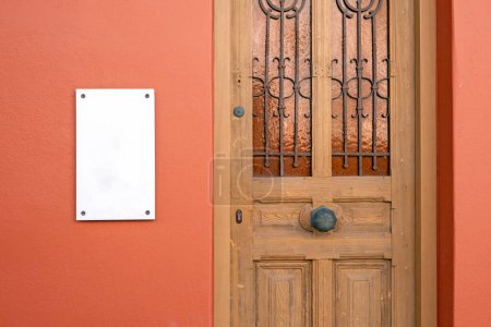 Foto de Maqueta rectangular de letrero de negocios al aire libre en la pared por la puerta de entrada - Imagen libre de derechos