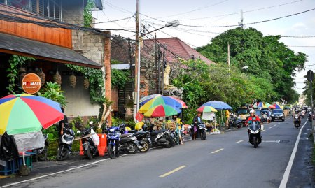 Foto de Bali, Indonesia - 16 de septiembre de 2022; La gente instalando sus productos en la calle principal, Ubud, Bali, Indonesia - Imagen libre de derechos