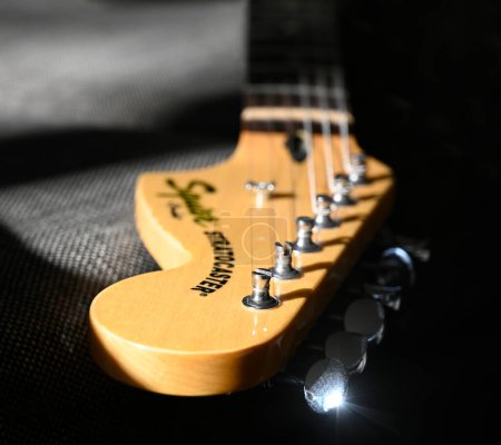 Téléchargez les photos : Christchurch, Nouvelle-Zélande - avril 02, 2023 : Stratocaster Fender Electric Guitar Head Stock Closeup 1 - en image libre de droit