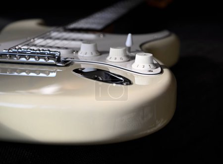 Téléchargez les photos : Christchurch, Nouvelle-Zélande - avril 02, 2023 : Stratocaster Fender Electric Guitar Body & Knobs Gros plan 1 - en image libre de droit