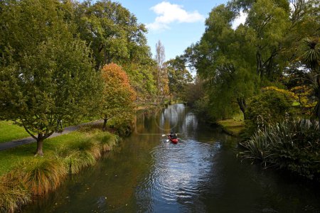 Téléchargez les photos : Christchurch, Nouvelle-Zélande - 24 avril 2023 ; gens naviguant sur la rivière Avon à l'automne, Christchurch, Nouvelle-Zélande - en image libre de droit