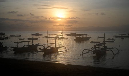 Téléchargez les photos : Bateaux de pêche sillonnés à l'aube sur le rivage de Sanur, Bali, Indonésie - en image libre de droit