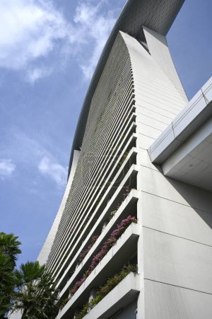 Foto de Marina Bay Sands Hotel Exterior Wall Panorama vertical en un caluroso día de verano, Singapur. - Imagen libre de derechos