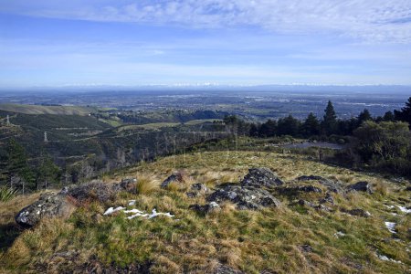 Foto de Canterbury Plains and Alps Panorama from Sugarloaf Reserve in Winter, Christchurch, NZ - Imagen libre de derechos