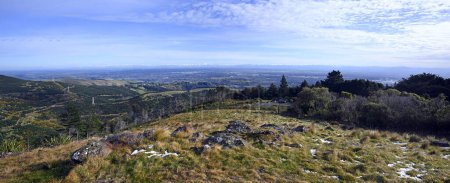 Téléchargez les photos : Plaines de Canterbury et neige dans les Alpes Panorama hivernal de la réserve de pain de sucre, Christchurch, NZ - en image libre de droit