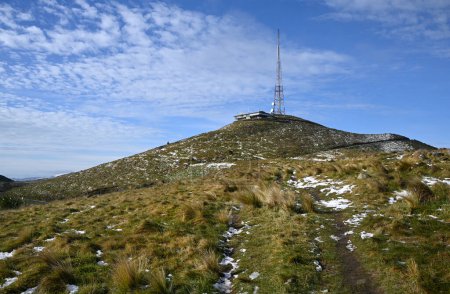Foto de Torre de comunicaciones Sugarloaf en la cima de The Canterbury Port Hills Invierno - Imagen libre de derechos