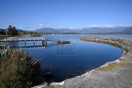 Téléchargez les photos : Beau lac Brunner, Jetty & Breakwater sur la côte ouest, Nouvelle-Zélande au printemps. Célèbre pour la navigation et la pêche à la truite. - en image libre de droit