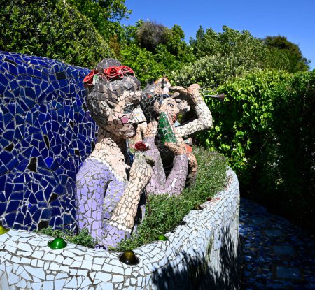 Foto de Christchurch, Nueva Zelanda - 14 de octubre de 2023; Mujeres mosiacas coloridas en el jardín de la casa de los gigantes; Canterbury, Akaroa; Nueva Zelanda - Imagen libre de derechos