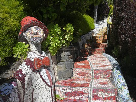 Foto de Christchurch, Nueva Zelanda - 14 de octubre de 2023; Payaso Mosiaco Colorido en The Giants House Garden; Canterbury, Akaroa; Nueva Zelanda - Imagen libre de derechos
