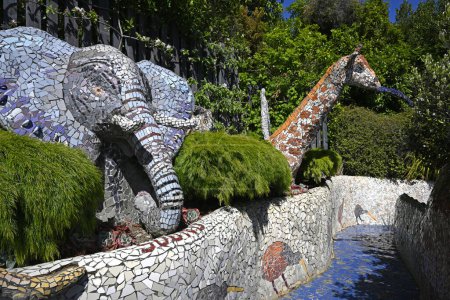 Téléchargez les photos : Christchurch, Nouvelle-Zélande - 14 octobre 2023 ; Éléphant mosiaque coloré et girafe dans le jardin de la maison des géants ; Canterbury, Akaroa ; Nouvelle-Zélande - en image libre de droit