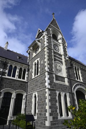 Foto de La famosa torre del reloj recientemente renovada después de un terremoto masivo en el Christchurch Arts Centre Nueva Zelanda. - Imagen libre de derechos