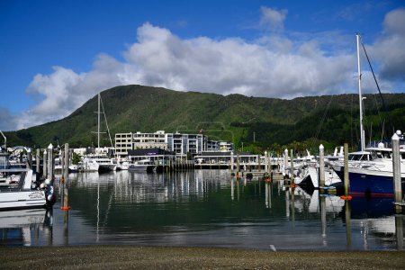 Foto de Picton, Nueva Zelanda - 18 de noviembre de 2023; Picton Marina, barcos de lujo y Town Early on a Morning in Spring. Marlborough Sounds. Nueva Zelanda. - Imagen libre de derechos